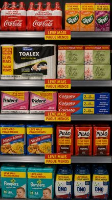 Gôndola de supermercado com produtos promocionais