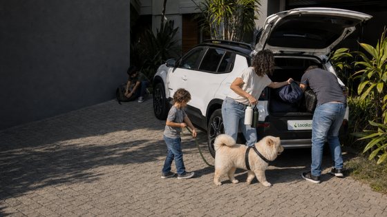 localiza-jeep-avenger-branco-familia-natural-chow-chow-v4-1920x1080
