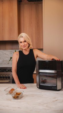 Apresentadora com air fryer Britânia