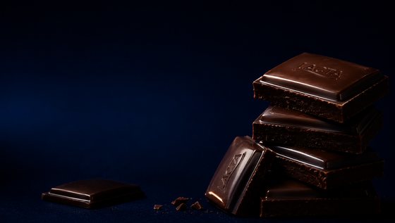Chocolate Lacta em composição elegante