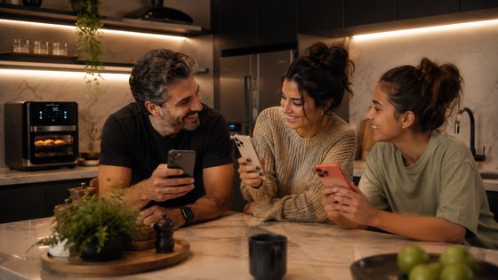 Sorrisos e música na cozinha moderna