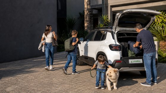 localiza-jeep-avenger-branco-familia-viagem-chow-chow-v2-1920x1080