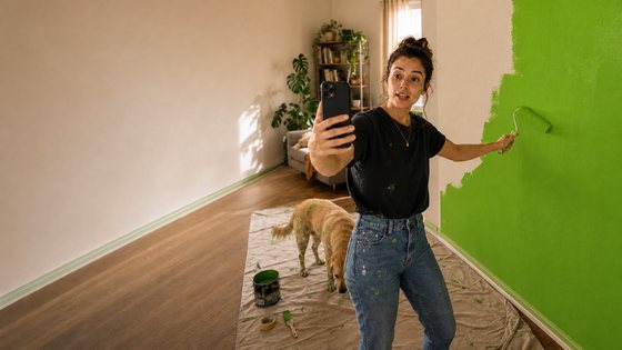 leroy-merlin-slide-06-influencer-pintando-e-gravando