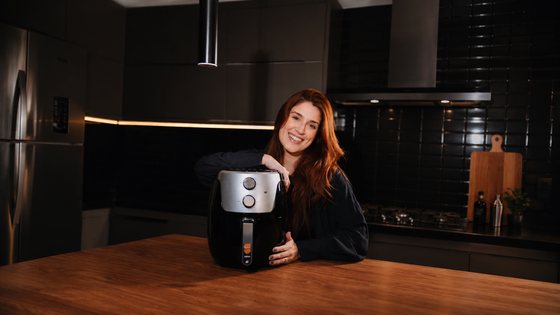 Cozinha moderna com pessoa sorrindo