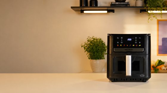 Cozinha minimalista com air fryer
